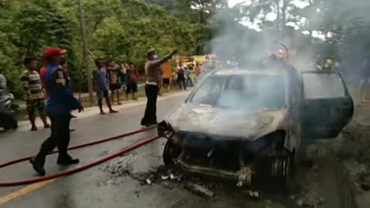 Mobil terbakar di Kelok Jariang, Jalan Padang-Painan.