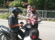 Mantap Nih! Polisi di Padang Ini Sisihkan Gaji untuk Beli Bendera dan Dibagi-bagikan