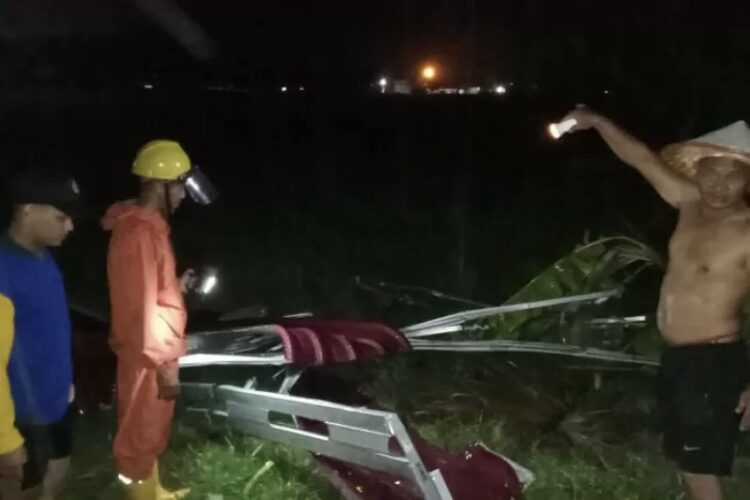 Tim BPBD Kabupaten Padang Pariaman, Sumbar beserta warga melihat material rumah yang terbawa oleh angin puting beliung.