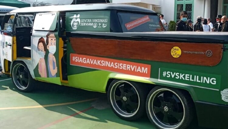 Mobil Mas BR0W yang melakukan tugas pertamanya menjadi mobil pendukung untuk Program Vaksinasi COVID-19 ke perkampungan-perkampungan. Foto: Instagram/@b2w_indonesia