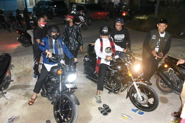 Ustadz Abdul Somad atau akrab disapa UAS ketika melakukan tausiah di Kota Padang dan menyempatkan mengendrai motor gede.