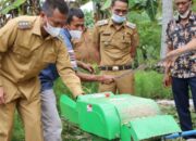 Tingkatkan Produksi Ternak, Pemko Pariaman Serahkan Dua ‘Chopper’ ke Peternak