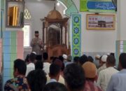 Inspiratif! Kapolsek Ini Lakukan Aksi Jumat Keliling Jelaskan Efek Positif Vaksinasi