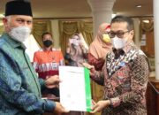 Gubernur Mahyeldi Serahkan SK Kenaikan Pangkat PNS