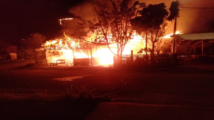 Kebakaran yang menghanguskan dua rumah di Kelurahan Tarantang, Rabu malam. (IST)