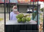 Dukung UMKM, Andre Rosiade Bantu Gerobak untuk Penjual Kelapa Muda di Kuranji, Padang