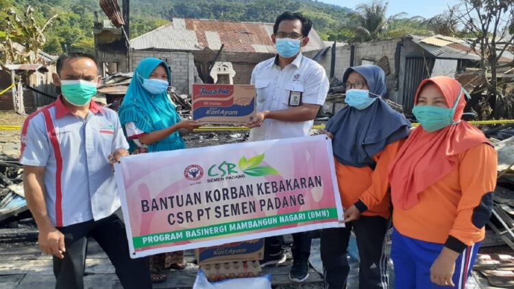 Bantuan untuk korban kebakaran Tarantang dari PT Semen Padang.