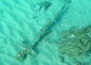 Penyelam Temukan Pedang Perang Salib di Lepas Pantai Israel, juga Tembikar Jangkar Batu dan Logam