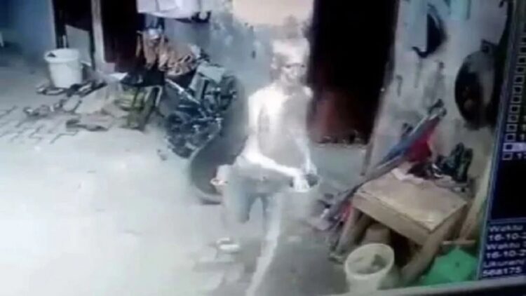 Viral manusia silver tertangkap CCTV mencuri HP warga di Cengkareng. (viva)