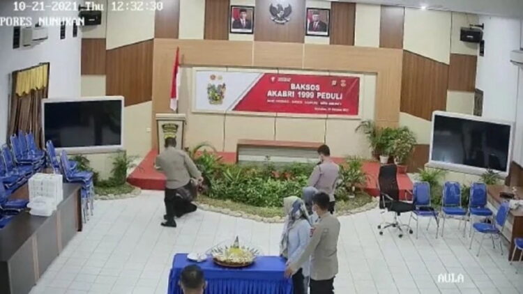 Tangkapan layar video penganiayaan yang dilakukan Kapolres Nunukan terhadap anggotanya. (net)