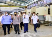 Bagikan Ribuan Sembako, Kapolri Titip Pesan Buruh Tetap Jaga Prokes