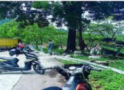 Diduga Rem Blong, Truk Hino Tabrak Truk Colt Diesel kemudian Terbalik di Indarung Kota Padang