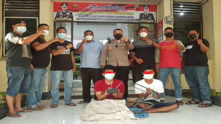Dua pelaku pencurian di PT Family Raya Gurun Laweh ditangkap Polsek Lubeg. (IST)