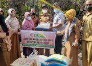 Alhamdulillah! Semen Padang Serahkan Bantuan untuk Pemulung di Padang Besi yang Gudangnya Terbakar