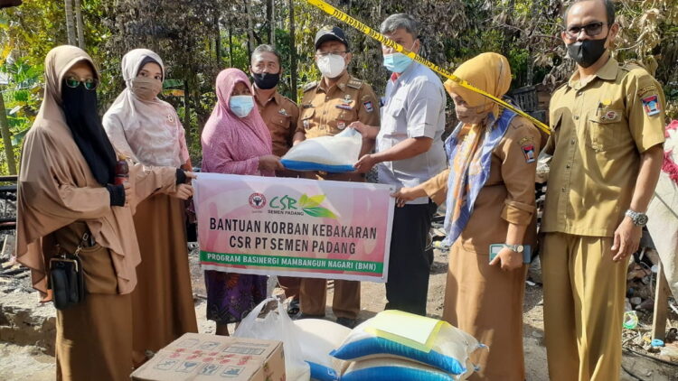 Penyerahan bantuan sembako dari PT Semen Padang untuk warga Padang Besi korban kebakaran, Selasa (19/10/2021).