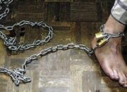 Seorang ODGJ Terikat Rantai Mengamuk di Bukittinggi, Polisi Lakukan Ini!