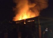 Kebakaran di Siteba, Petugas Damkar Kesulitan Karena Ramai yang Menonton