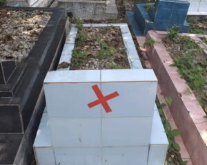 Makam yang disilangi Pemko Padang karena ahi waris belum membayar retribusi.