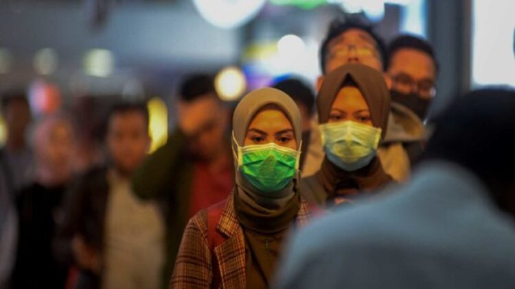 Warga menggunakan masker untuk mencegah penyakit korona. (net)