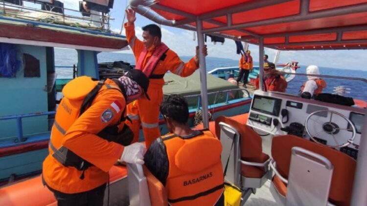 Seorang nelayan yang hilang di Perairan Mentawai ditemukan dalam kondisi selamat, Senin (4/10/2021) sekitar pukul 10.30 WIB.