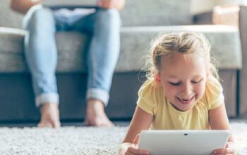 Ilustrasi penggunaan gadget atau HP pada anak. (net)