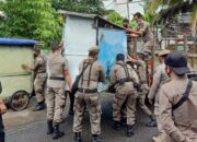 Satpol PP Padang Bongkar Lapak PKL yang Mengganggu Fasum