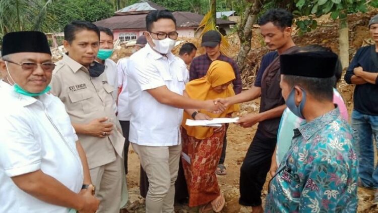 Pengurus DPD Gerindra Sumbar dan DPC Gerindra Padangpariaman menyerahkan bantuan untuk korban bencana longsor di Lubuk Alung, Padangpariaman.