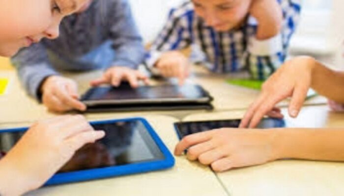 Pengamat: Pembatasan Medsos Anak Harus Dibarengi Pengawasan Ketat