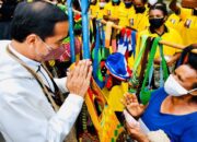 Saat Presiden Beli Noken di Pinggir Jalan dari Mama-mama Papua