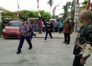 Alhamdulillah! Vaksinasi Mobile Polresta Padang di SMKN 6 Padang Dipadati Massa