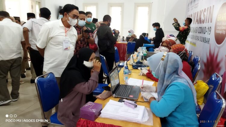 Vaksinasi massal gratis yang digelar di kawasan Mata Air, Kecamatan Padang Selatan, Kota Padang.
