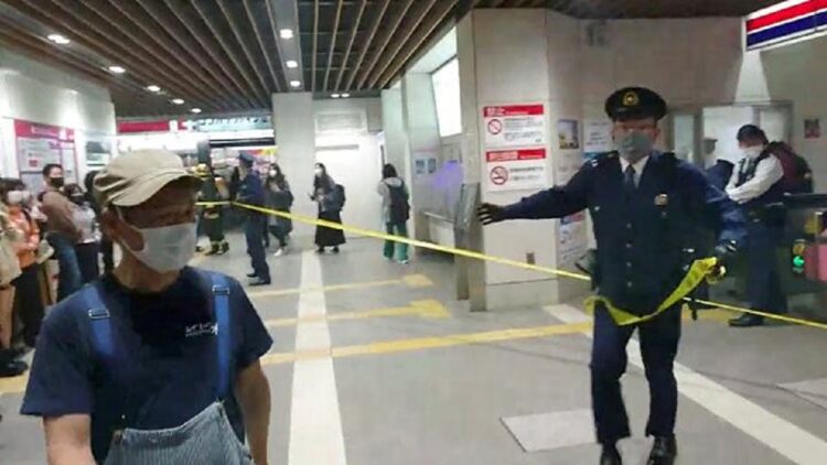 Petugas menggunakan pita pembatas di stasiun kereta Tokyo setelah serangan pisau, pembakaran dan asam, di Tokyo, Jepang, Ahad malam, 31 Oktober 2021. (TWITTER / @SIZ33/via REUTERS)
