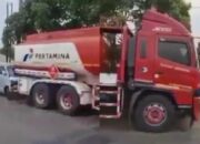 Aksi Truk Tangki Pertamina “Kencing” di Jalan Viral