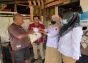 Andre Rosiade Bantu Penggiling Cabai yang Terserang Stroke di Padang