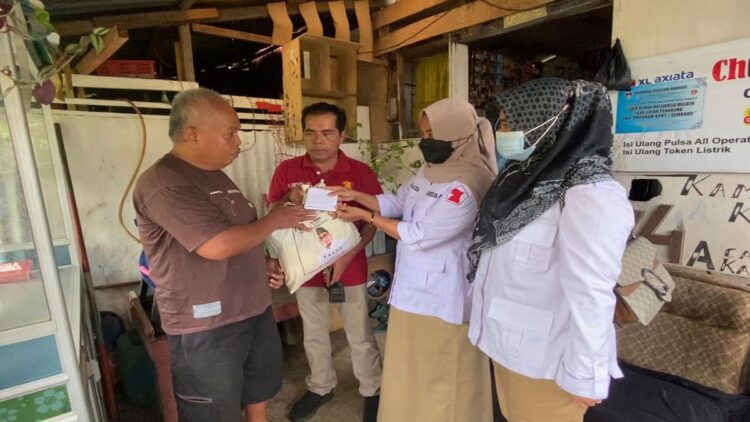 Pengurus DPD Gerindra Sumbar menyerahkan bantuan sembako dan uang tunai dari Anggota DPR RI Andre Rosiade kepada Zein Murfi di Belakang Tangsi, Padang Barat. (IST)