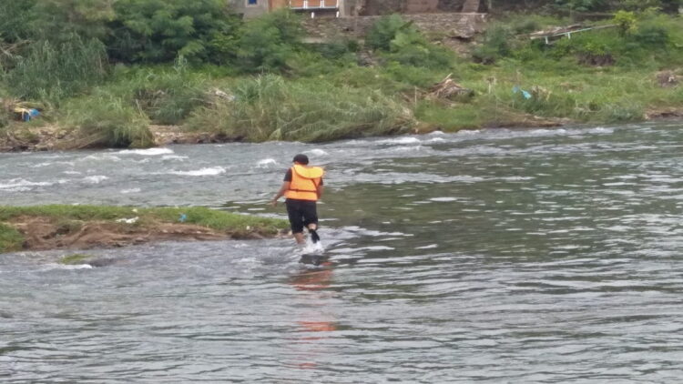 BPBD Kota Padang masih melakukan pencarian terhadap Fahri yang hanyut terseret arus sungai. (IST)