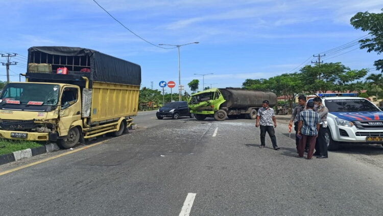 Polisi melakukan olah TKP kecelakaan di depan Pengadilan Tinggi Agama Padang. (IST)