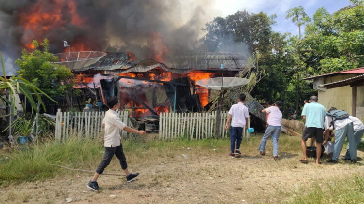 Api menghanguskan sejumlah bangunan di asrama polisi Polres Sijunjung pada Selasa (16/11/2021) siang. (Foto: Istimewa)