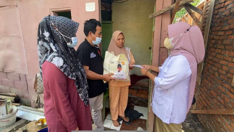 Pengurus Gerindra Sumbar menyerahkan bantuan uang tunai dan sembako dari Andre Rosiade untuk keluarga Lindrawati dan Feri Fadillah di Dadok Tunggul Hitam, Kototangah, Padang.