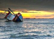 Kapal Berpenumpang WNA Kandas di Mentawai Usai Dihantam Ombak