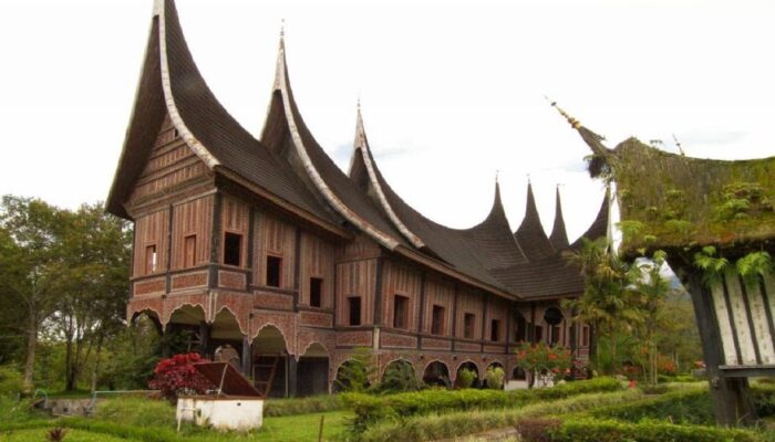 Pemprov Sumbar Siapkan Anggaran Pemugaran, Wagub Vasko: Jangan Sampai Rumah Gadang Hilang