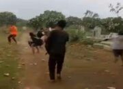 Duh! Bukannya Ziarah, Sekelompok Remaja Ini malah Tawuran pakai Celurit di Makam