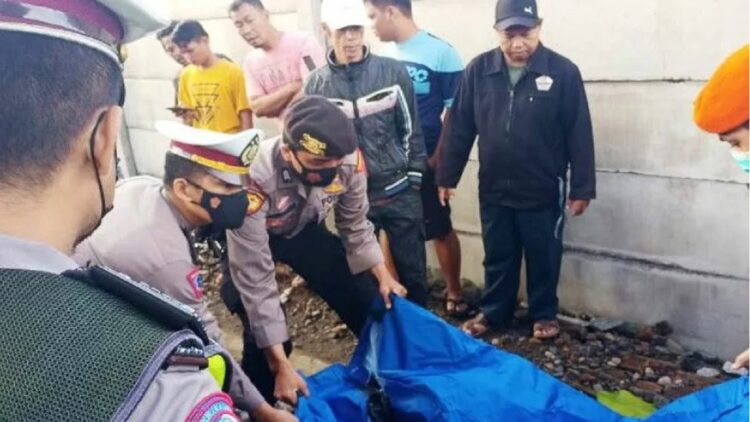 Anggota Satlantas Polres Pariaman, Sumbar bersama pihak terkait sedang mengevakuasi tubuh korban kecelakaan kereta api. (Antara/HO-Satlantas Polres Pariaman)