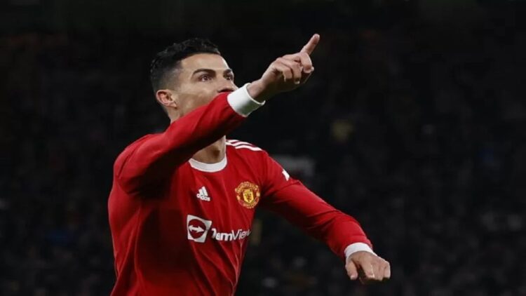 Pemain Manchester United Cristiano Ronaldo merayakan gol keduanya ke gawang Arsenal ketika MU menjamu Arsenal dan menang 3-2 di Old Trafford, Manchester, Inggris, 2 Desember 2021. (REUTERS/PHIL NOBLE)