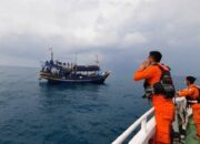 Basarnas Evakuasi Kapal Usai Dihantam Badai di Laut Mentawai