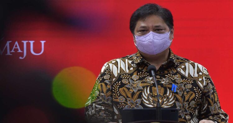 Menko Perekonomian Airlangga Hartarto dalam keterangan pers usai mengikuti Rapat Terbatas mengenai Evaluasi PPKM, di Istana Kepresidenan Jakarta, Senin (06/12/2021). (Foto: Humas Setkab/Rahmat)