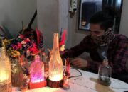Keren! Alumni UIN Imam Bonjol Ini Ukir Botol Kaca Jadi Hiasan Bernilai Jual