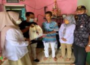 Andre Rosiade Bantu Sopir Angkot yang Tangannya Patah dan Anaknya Sakit