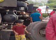 Hilang Kendali Diduga Rem Blong, Truk Tongkang Sundul Truk yang Parkir di Indarung