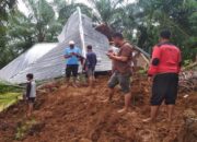 Rumah yang Dihuni Satu Keluarga Tertimbun Longsor di Pessel